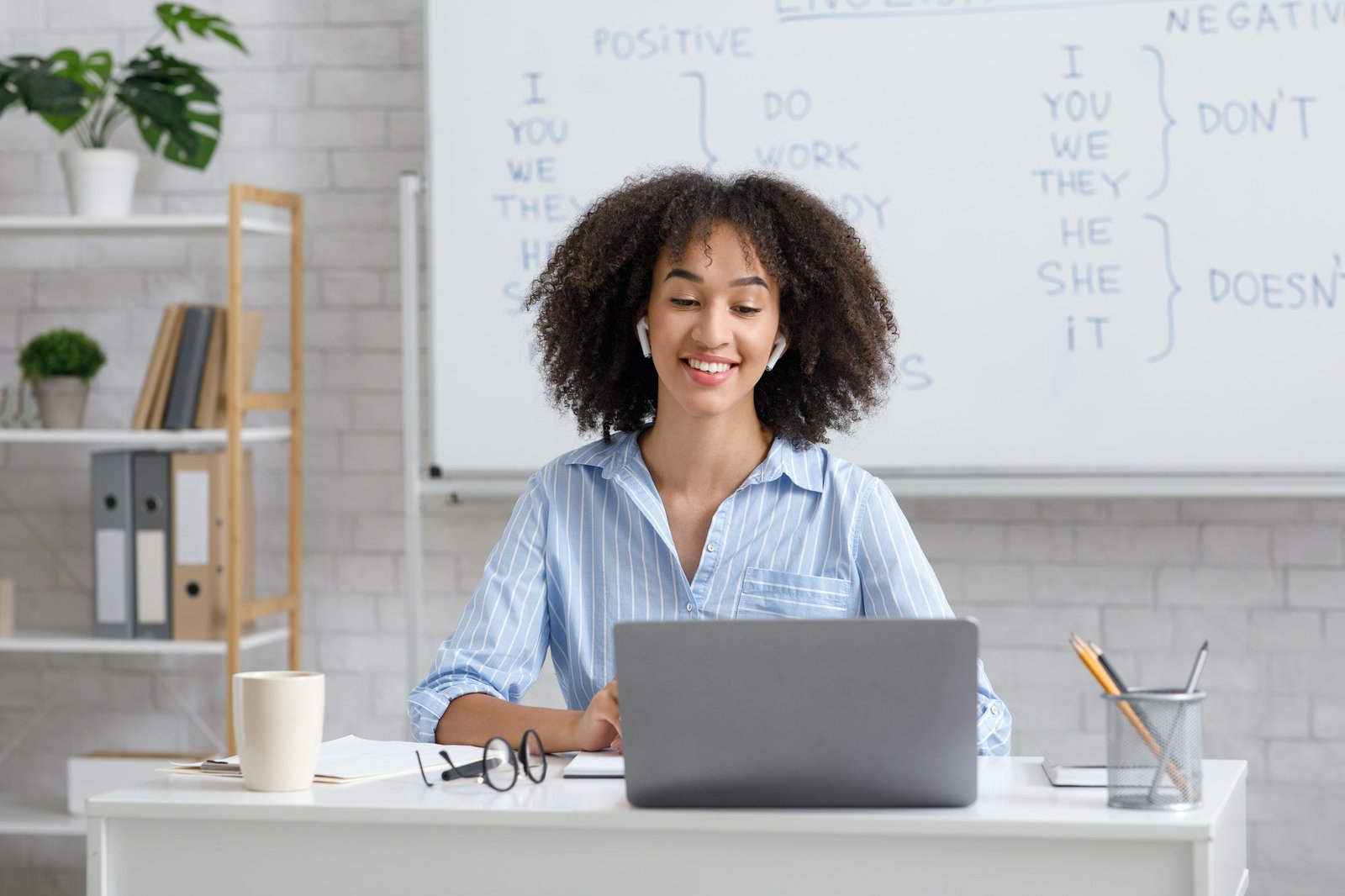 teacher-works-online-during-quarantine-woman-chatting-with-students-at-online-lesson-in-living-room.jpg teacher-works-online-during-quarantine-woman-chatting-with-students-at-online-lesson-in-living-room.jpg